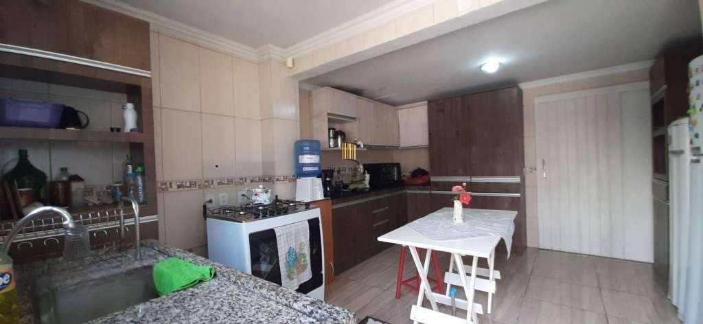 VENDE – AMPLA CASA RESIDENCIAL COM PISCINA E 5 VAGAS