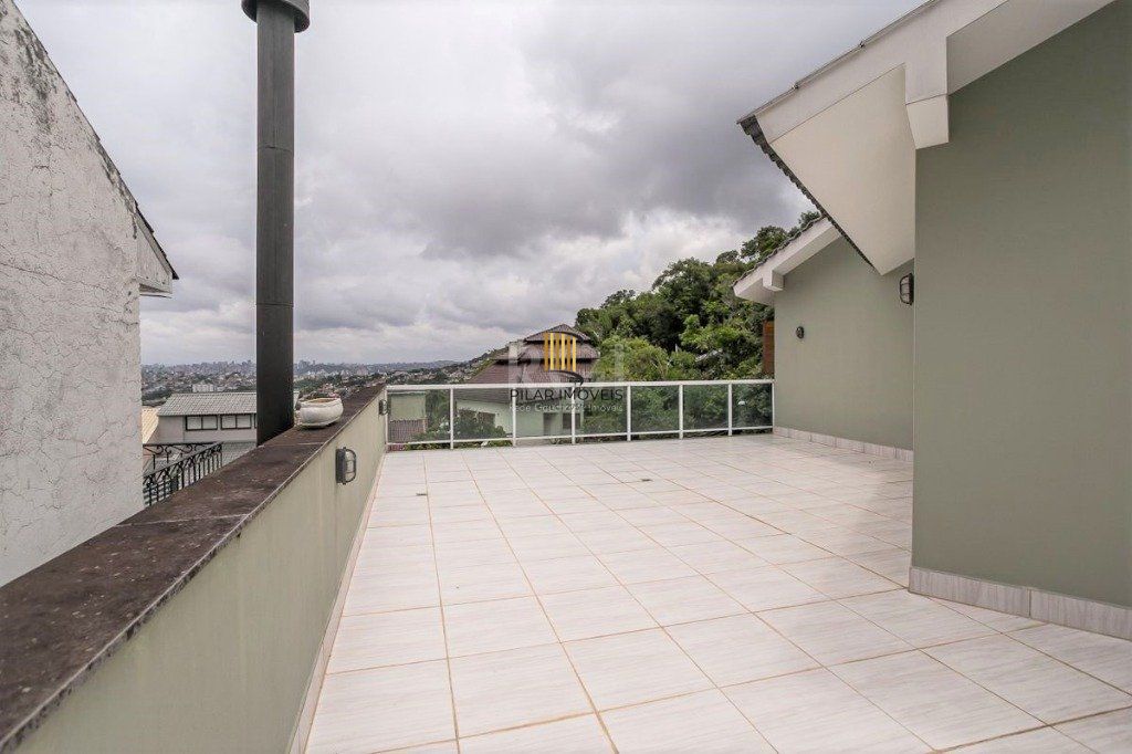 Casa para Venda - 279m², 3 dormitórios, sendo 1 suites, 4 vagas - Teresópolis