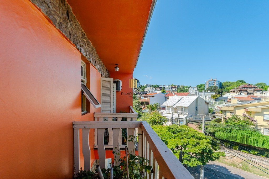 Prédio de 328m² - 4 dormitórios, 2 vagas no bairro Chácara das Pedras