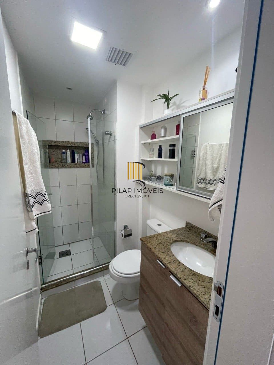 Apartamento de 2 dormitórios à venda em São Geraldo, Porto Alegre.