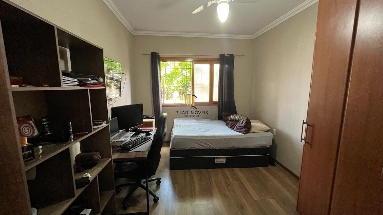 Casa de 4 dormitórios no bairro Santo Antônio, Porto Alegre