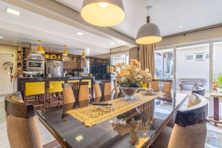 Casa 280m² - 3 dormitórios, 1 suíte, 2 vagas no bairro Jardim Itú