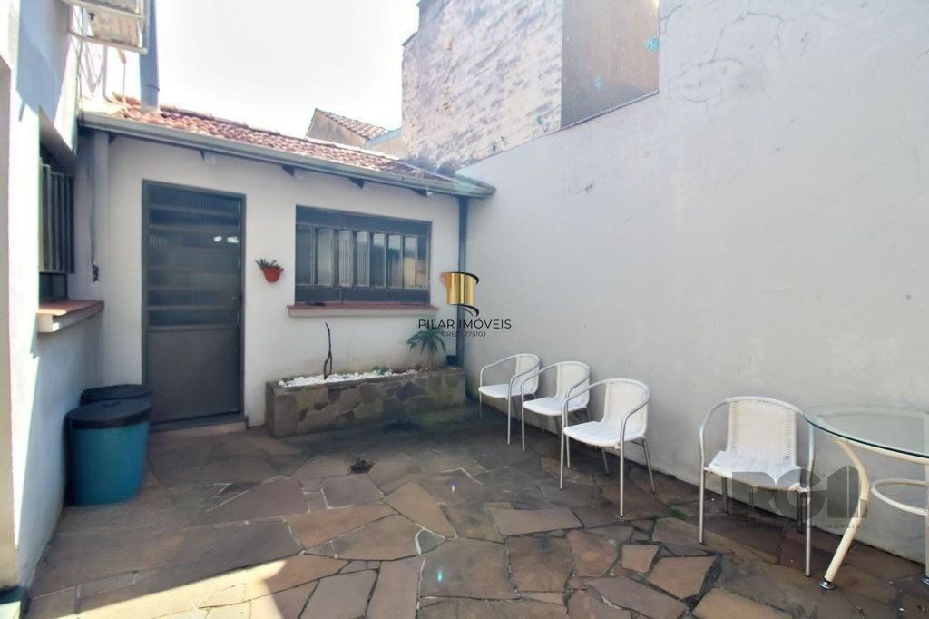 Casa 4 dormitórios, 2 vagas, em rua tranquila próxima a rua Oscar Pereira