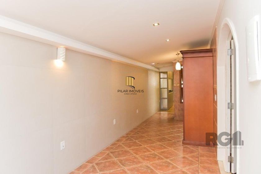 Casa de 197m² - 5 dormitórios, 3 vagas no bairro Rubem Berta