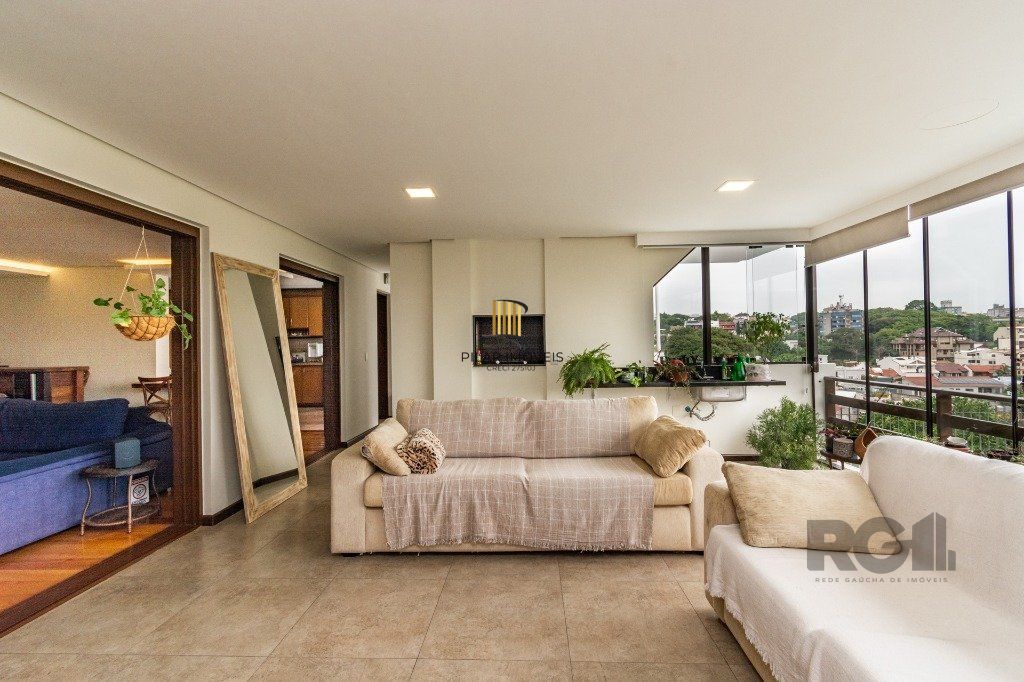 Casa de 484m², 4 dormitórios, 8 vagas no bairro Chácara das Pedras!