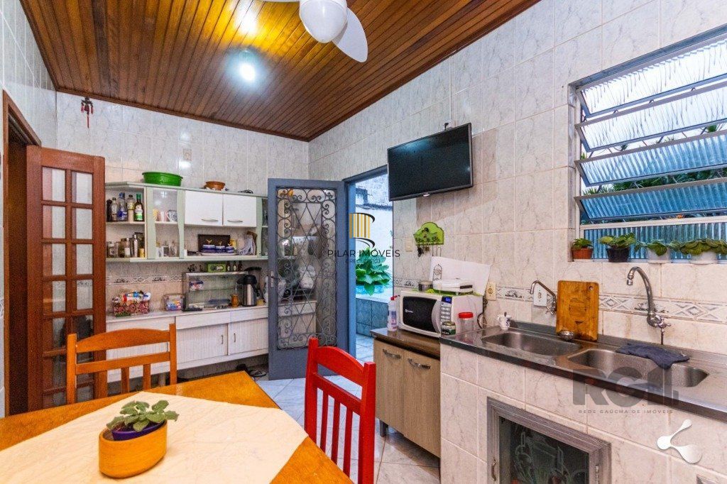 Casa para Venda - 240m², 3 dormitórios, sendo 1 suites, 3 vagas - Cristal