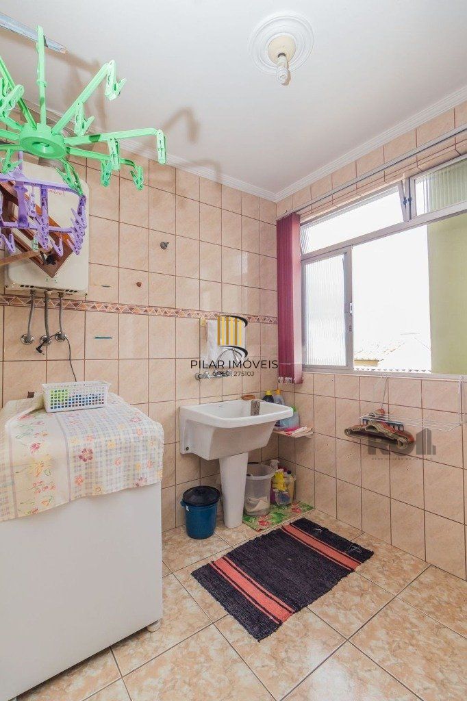 Casa de 4 dormitórios no bairro Sarandi