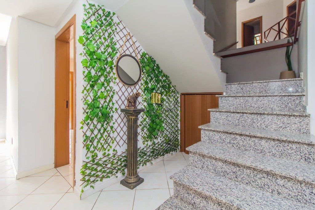 Casa para Venda - 300m², 4 dormitórios, sendo 1 suites, 3 vagas - Santa Isabel