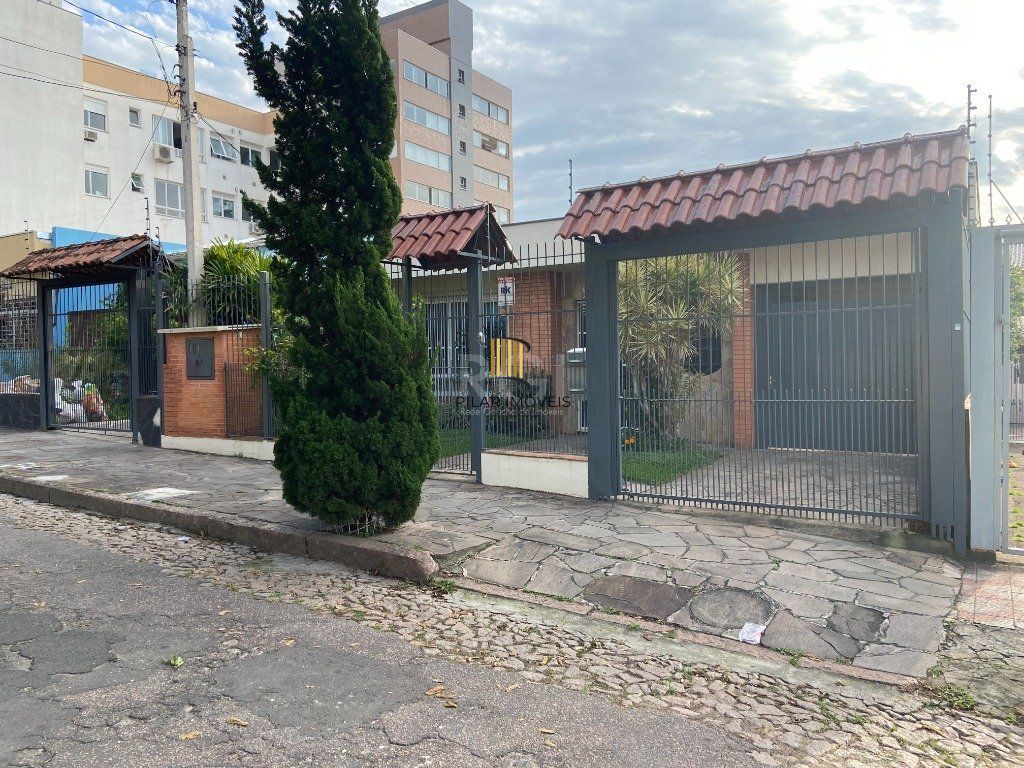 Casa de 289m² - 3 dormitórios, 1 suíte, 4 salas, churrasqueira, pátio e 4 vagas de garagem no bairro Partenon