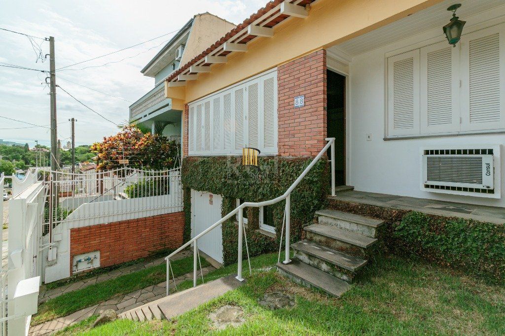 Casa 3 dormitórios com uma 1 suite, 2 banheiros, terraço, bem iluminada. Próxima ao Shopping Boubon Teresópilis