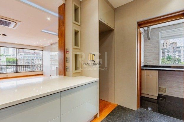 Apartamento à venda em Higienópolis com 236 m², 3 quartos, 1 suíte e 3 vagas.