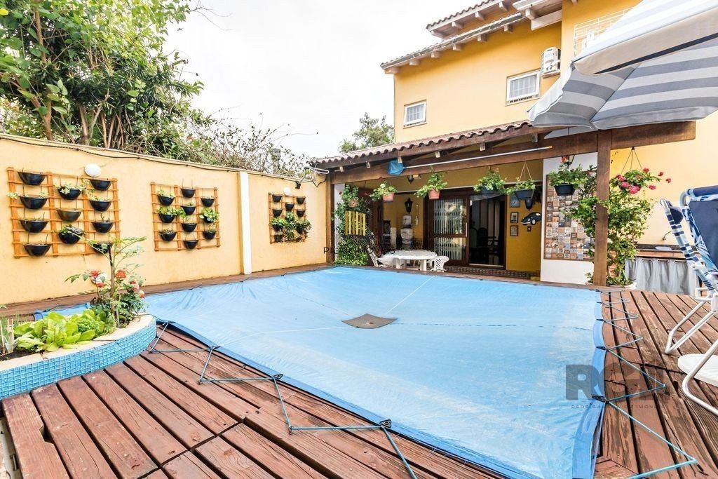 Casa 381m² - 5 dormitórios, 1 suíte, piscina e 6 vagas no bairro São Sebastião