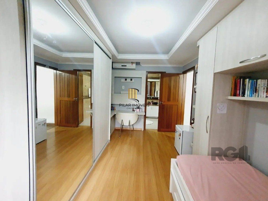 Casa com 3 dormitórios no bairro Lomba do Pinheiro