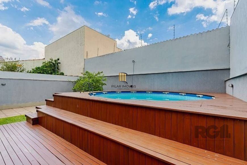 Excelente casa de 209m² com 3 dormitórios, piscina e 3 vagas de garagem.