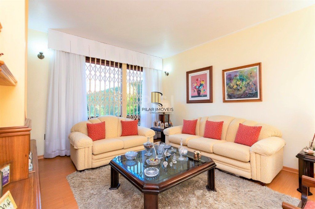 Casa para Venda - 228m², 4 dormitórios, sendo 1 suites, 5 vagas - Teresópolis