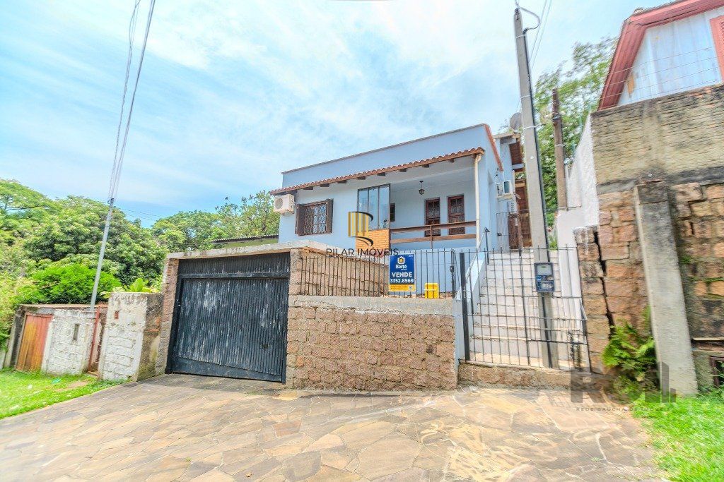 Casa 253m², 3 suítes, pátio, churrasqueira e vaga de garagem para 4 carros no bairro Nonoai