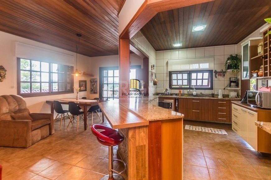 CASA DE 2 DORMITÓRIOS, PISCINA, CHURRASQUEIRA E 2 VAGAS DE GARAGEM NO BAIRRO HÍPICA