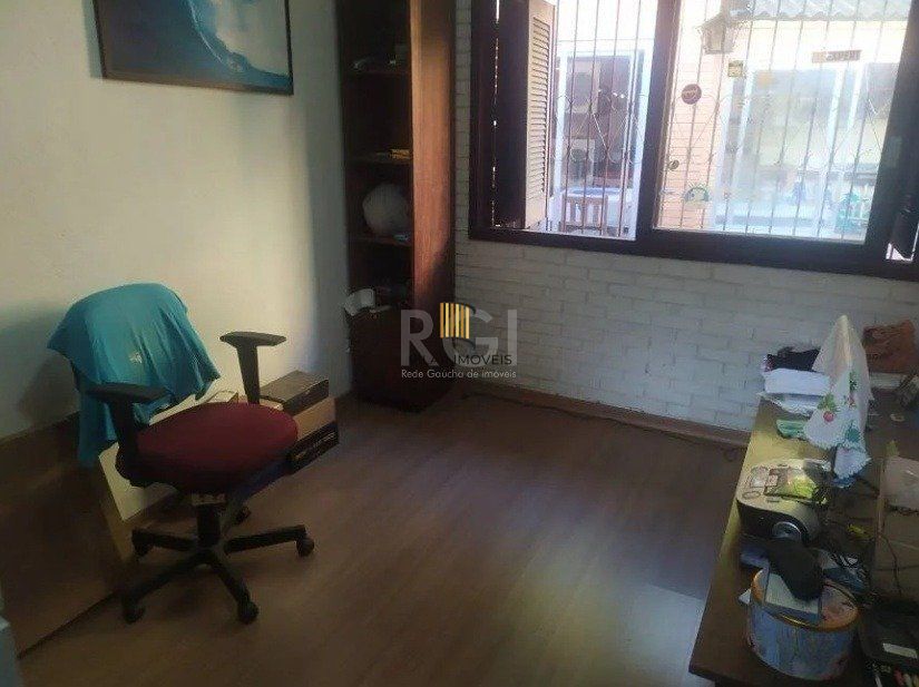 Casa com 03 dormitórios, churrasqueira, pátio com piscina e 5 vagas de garagem no bairro Menino Deus
