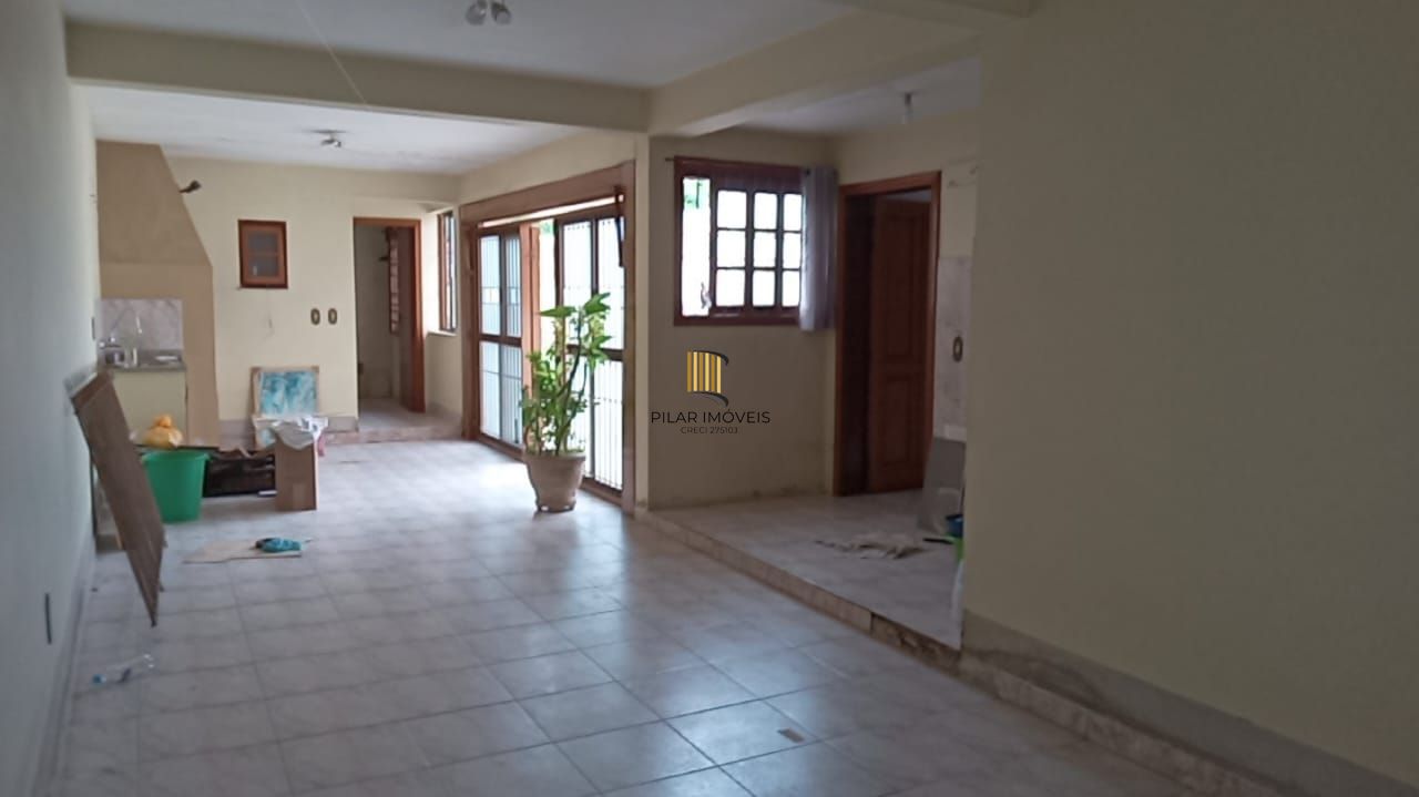 Casa 03 dormitórios, com páteo