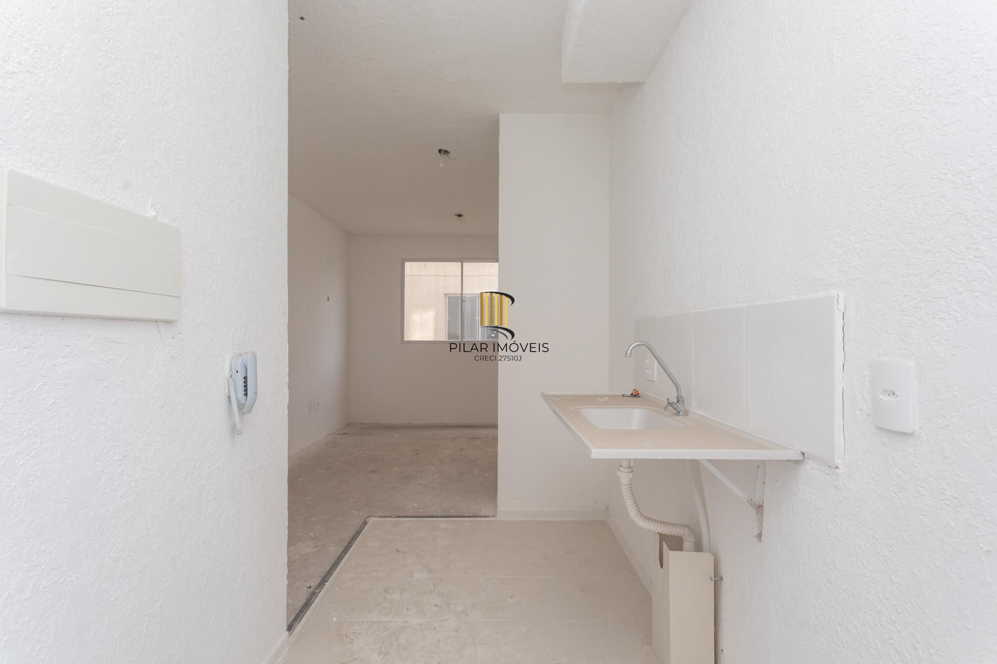 Apartamento á venda de 2 dormitórios no Bairro Protásio Alves.