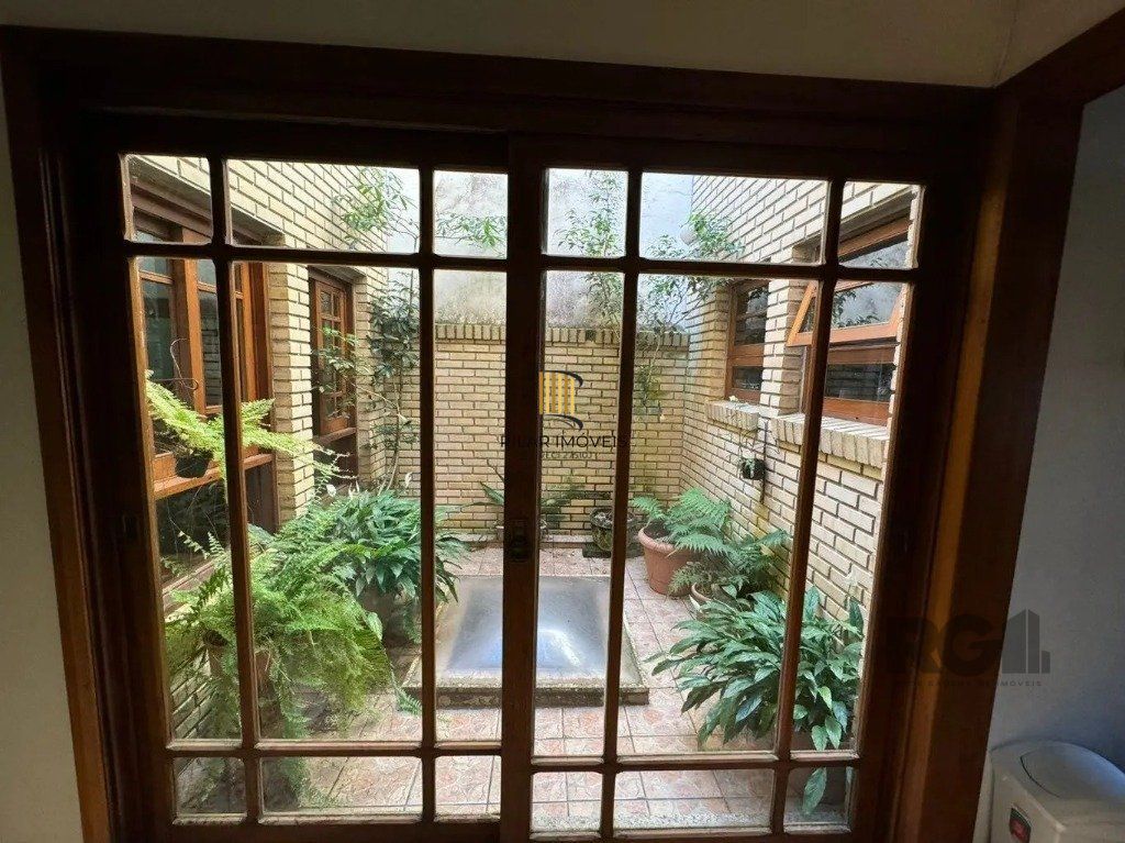Casa com 4 dormitórios no bairro nonoai