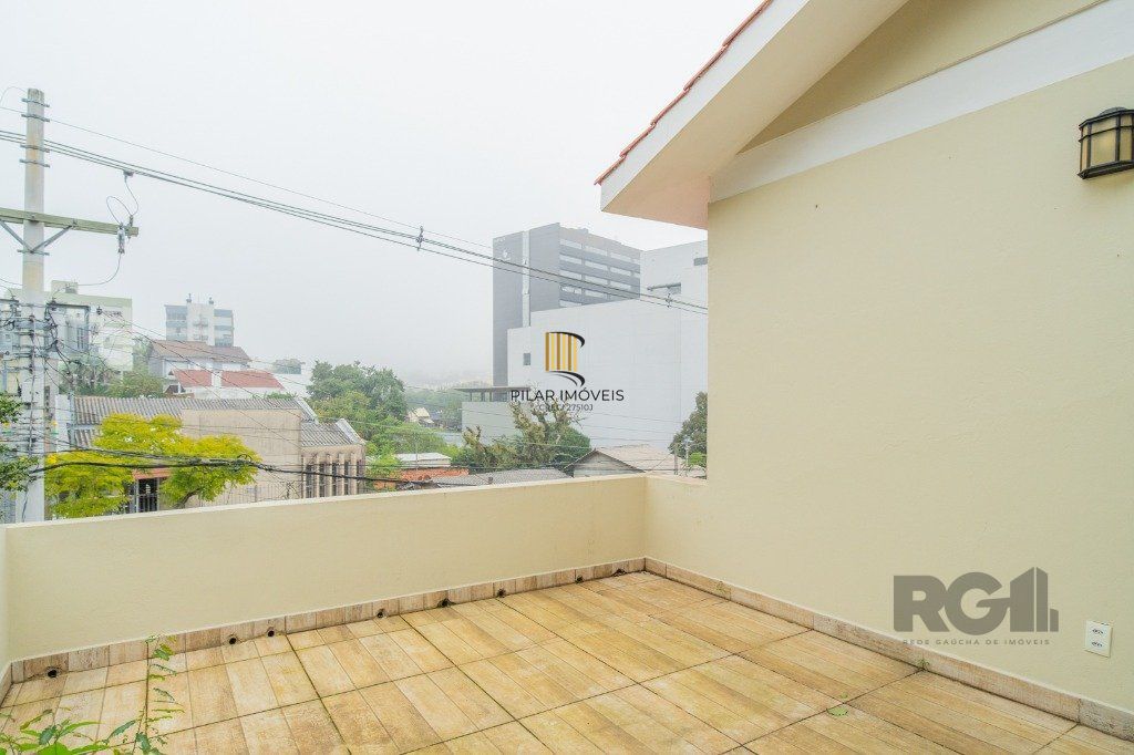 Casa de 214m² com 4 dormitórios, 1 suíte, piscina e 2 vagas no bairro Teresópolis