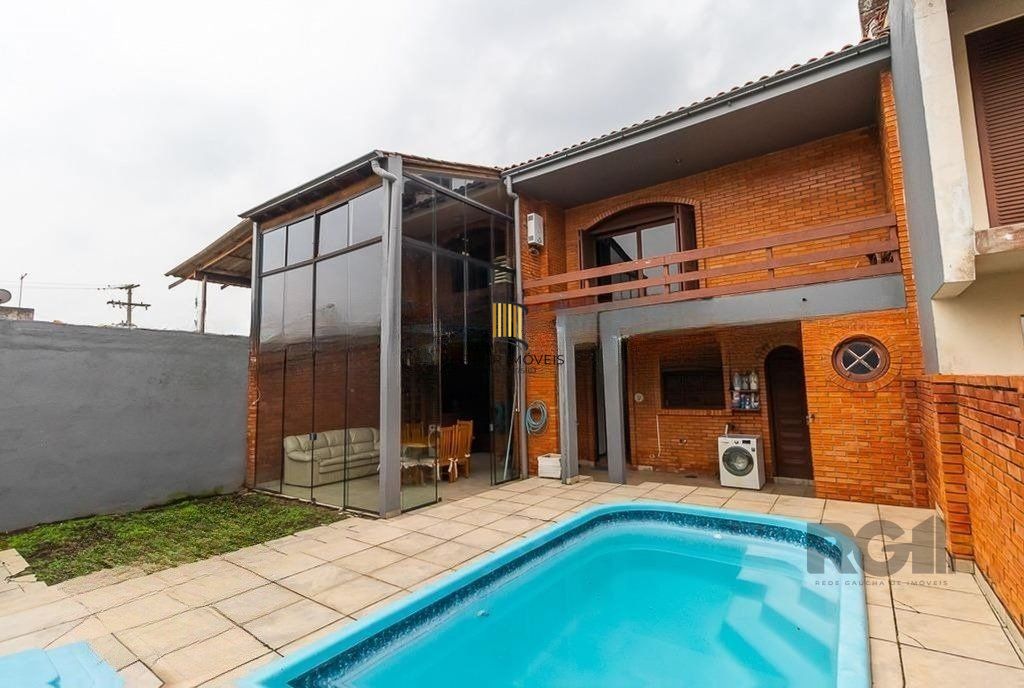 Casa de 245m² com 5 dormitórios no bairro Sarandi