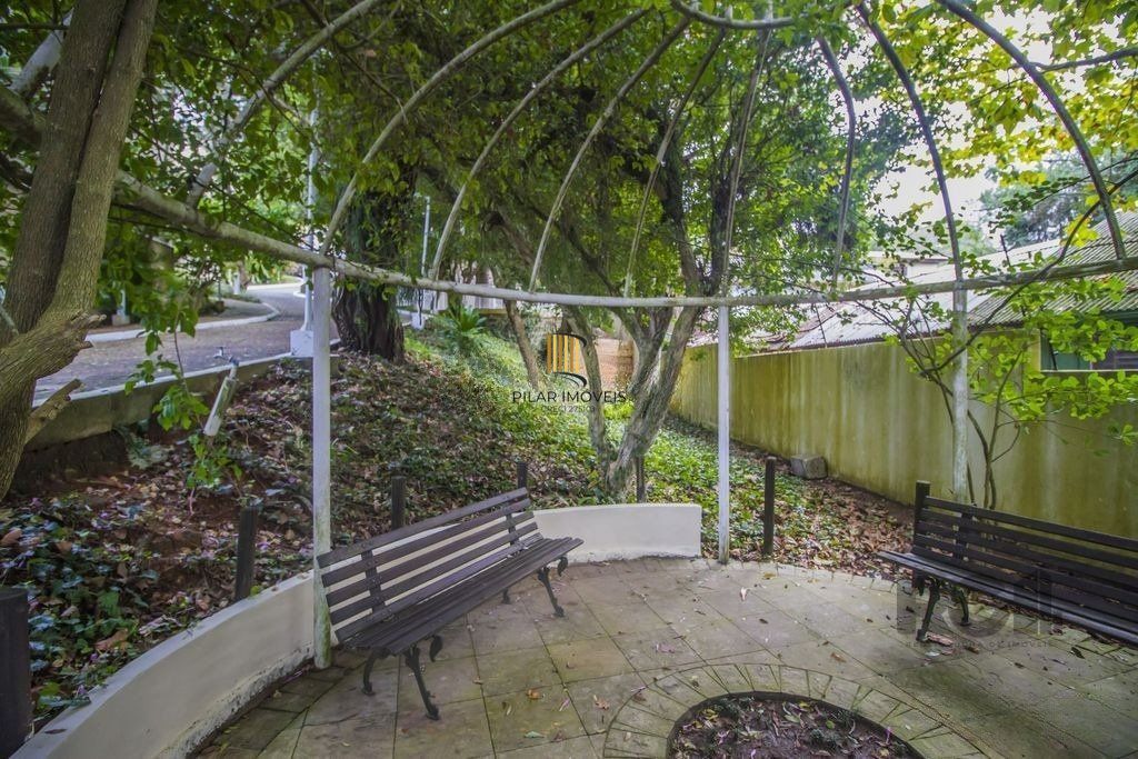 Casa em condomínio com 245m² - 3 dormitórios, 2 vagas no bairro Pedra Redonda