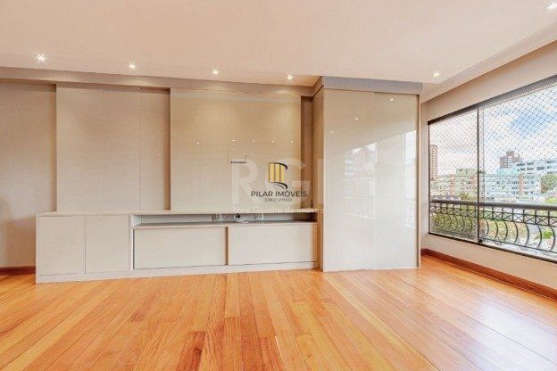 Apartamento à venda em Higienópolis com 236 m², 3 quartos, 1 suíte e 3 vagas.