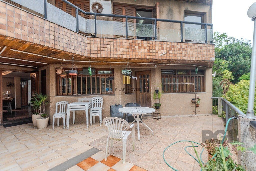 Casa 400m² - 5 dormitórios, 4 vagas no bairro Vila Jardim