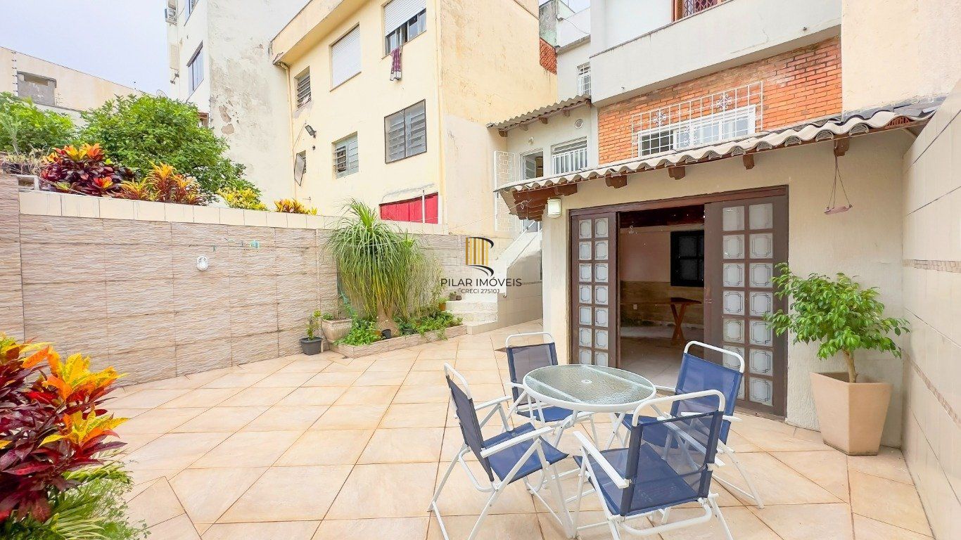 Casa de 3 dormitórios à venda no Bairro Azenha, Porto Alegre.