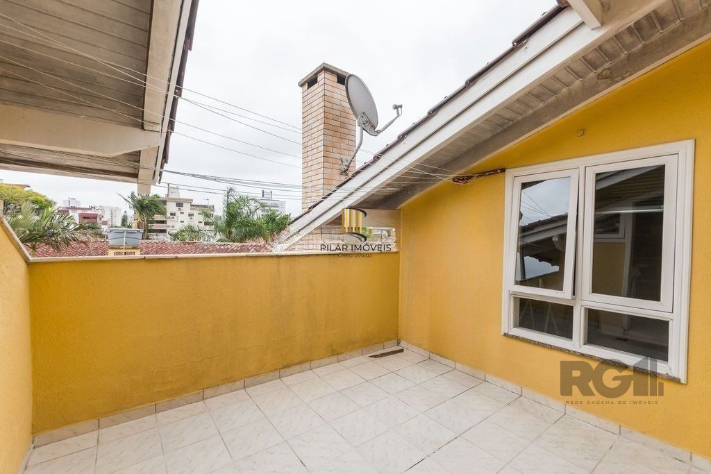 Casa 381m² - 5 dormitórios, 1 suíte, piscina e 6 vagas no bairro São Sebastião