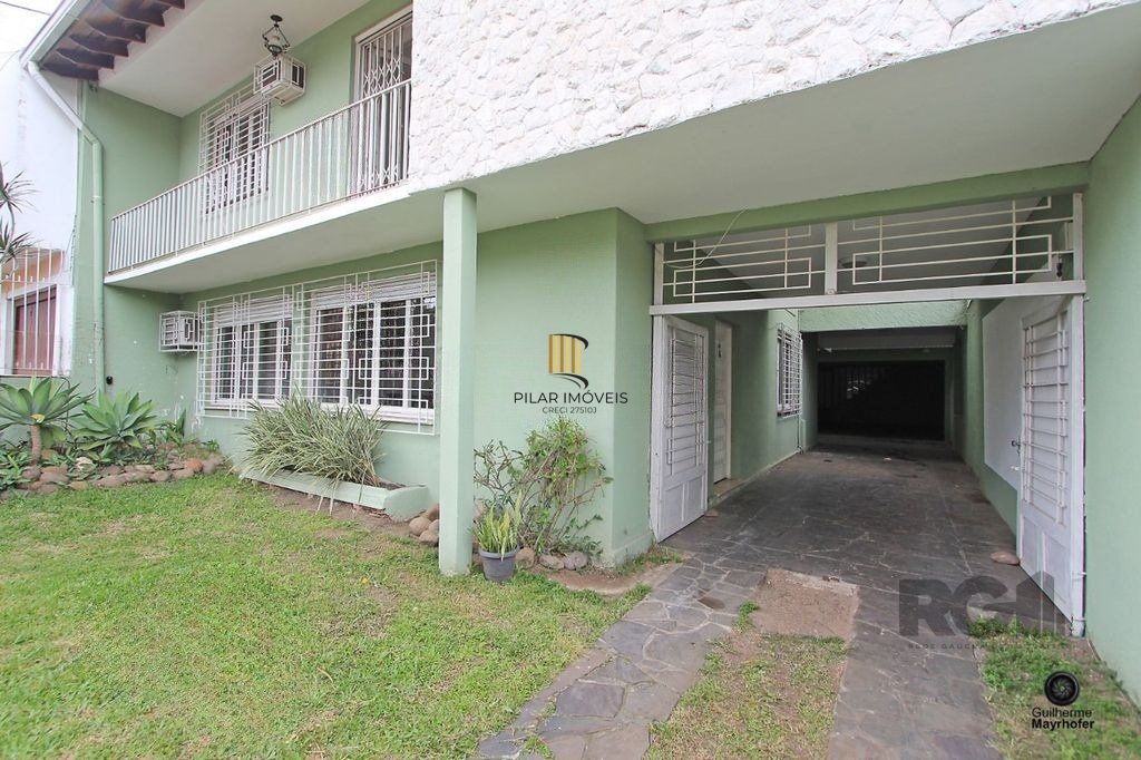 Casa com 5 suítes, 7 banheiros, 4 vagas no bairro Partenon