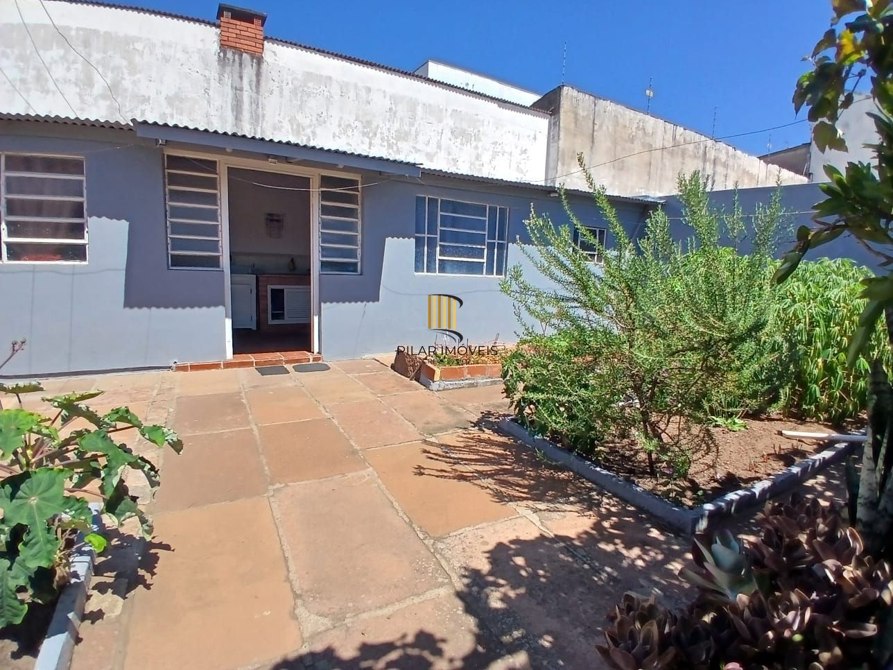 Casa com 03 dormitorios e amplo jardim no bairro Santa Tereza /RS