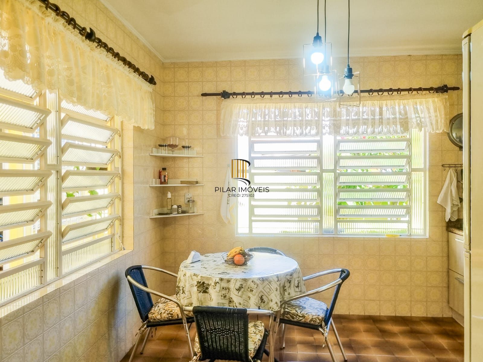 Casa Térrea 280 m²  em Teresópolis – 4 Dorms, Escritório e Edícula