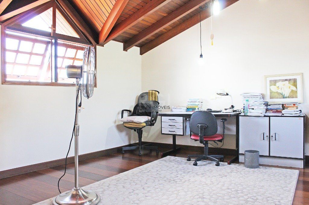 Casa para Venda - 300m², 4 dormitórios, sendo 1 suites, 4 vagas - Coronel Aparício Borges
