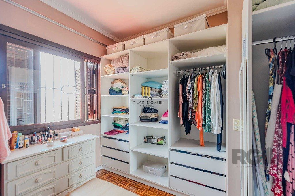 Casa com 234m², 3 dormitórios, 3 vagas no bairro Partenon