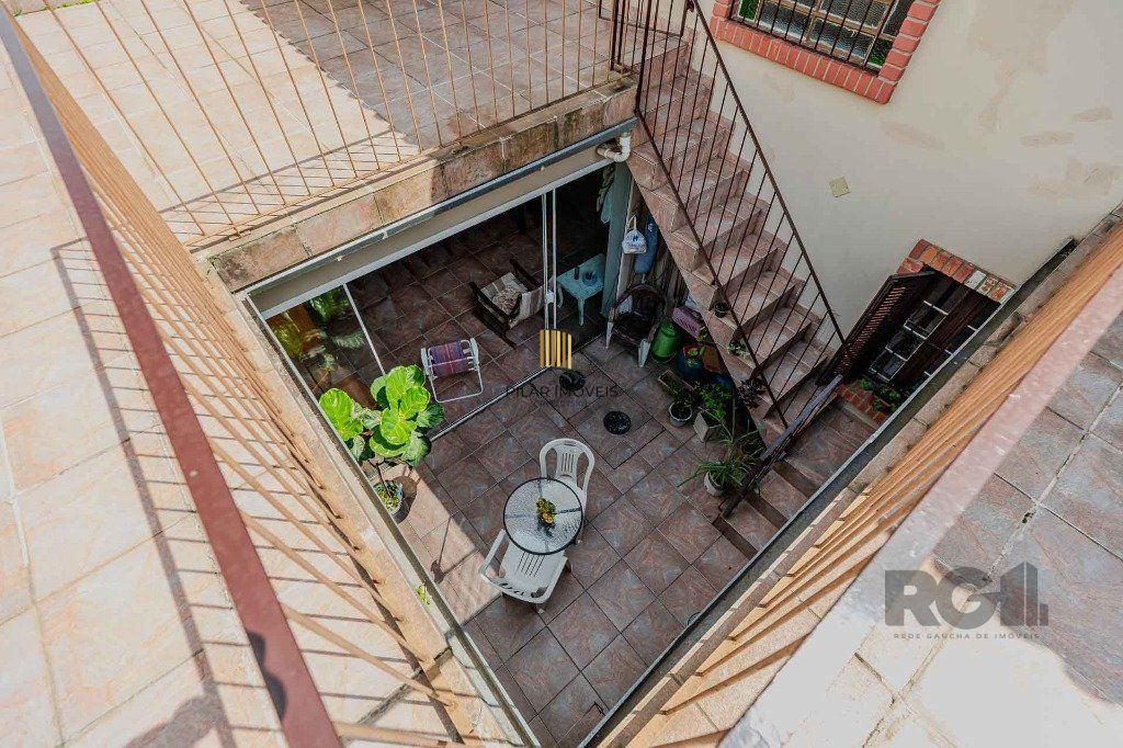 Casa com 234m², 3 dormitórios, 3 vagas no bairro Partenon