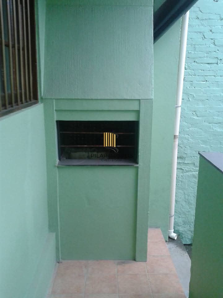 Casa de 3 dormitórios com piscina no bairro Teresópolis.