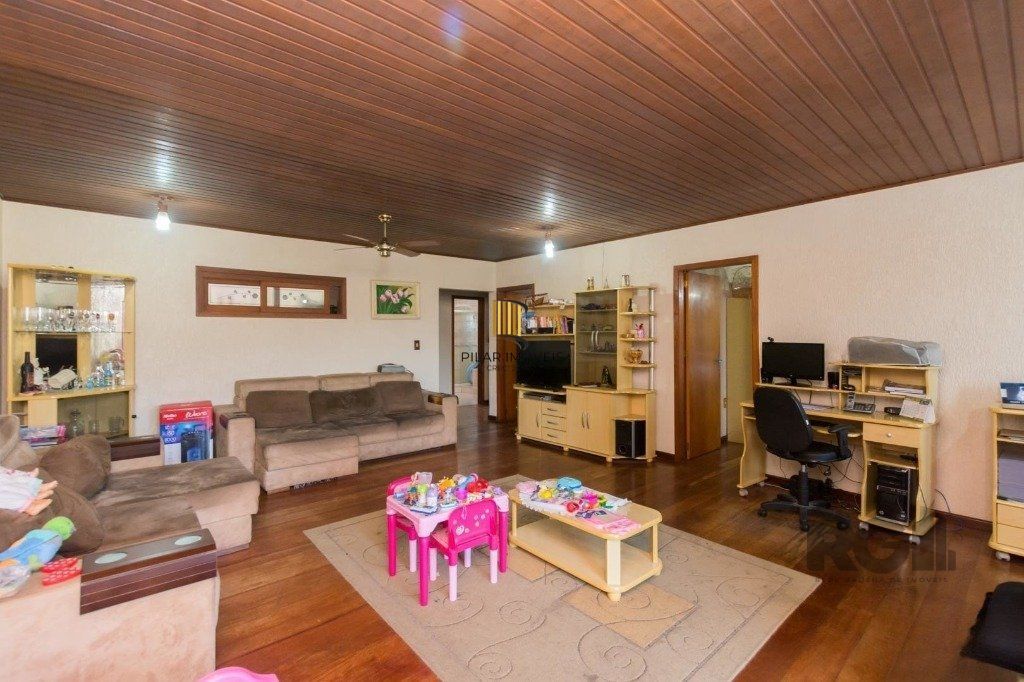 Casa de 4 quartos com 265m², no bairro Cavalhada
