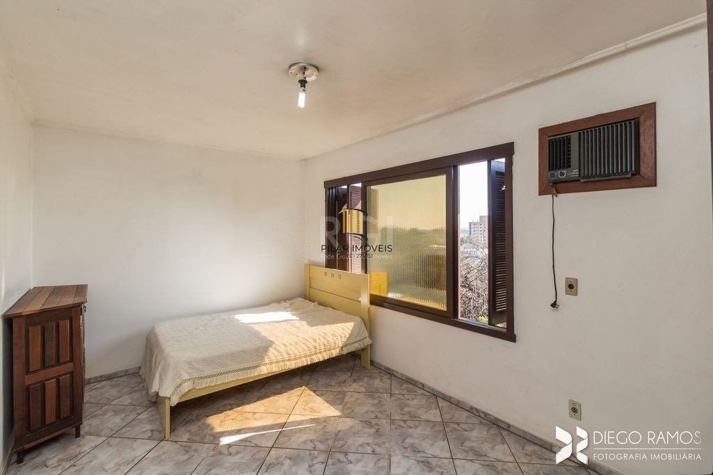 Lindo sobrado com 347m2 de área construída,  5 vagas, espaço de lazer com vista panorâmica.