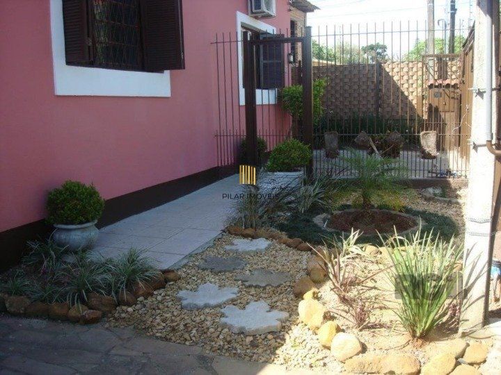 Casa 4 dormitórios no bairro Nonoai