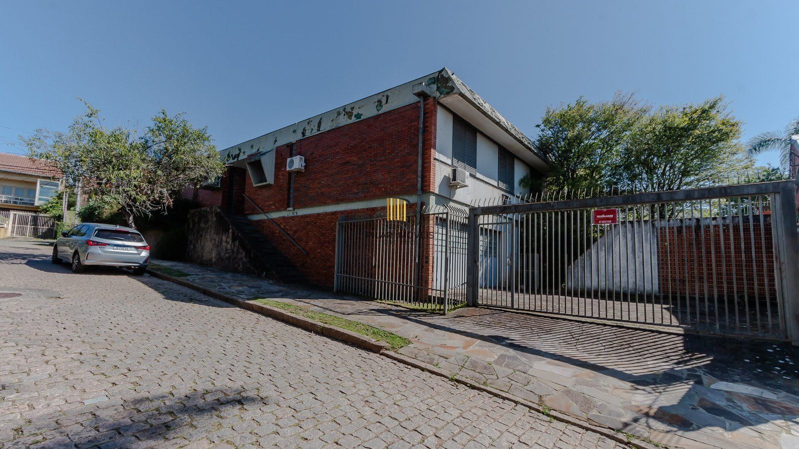 Casa com 3 dormitórios com 279.5m², no bairro Três Figueiras