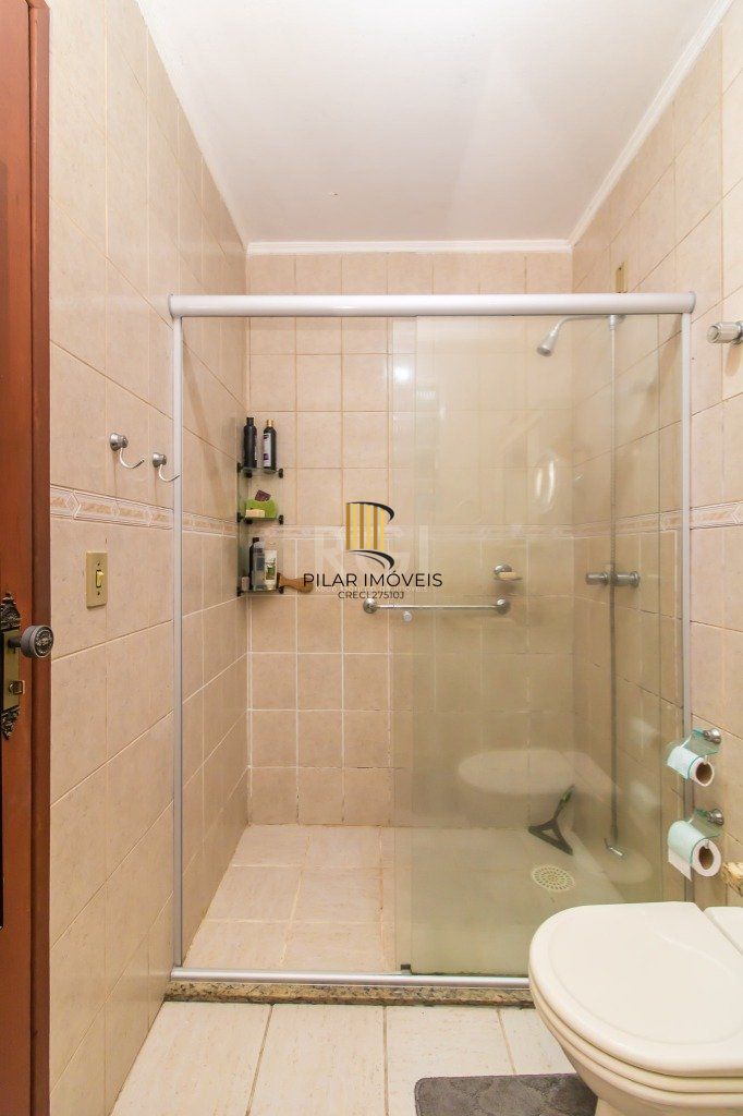 Casa de 289m² - 3 dormitórios, 1 suíte, 4 salas, churrasqueira, pátio e 4 vagas de garagem no bairro Partenon