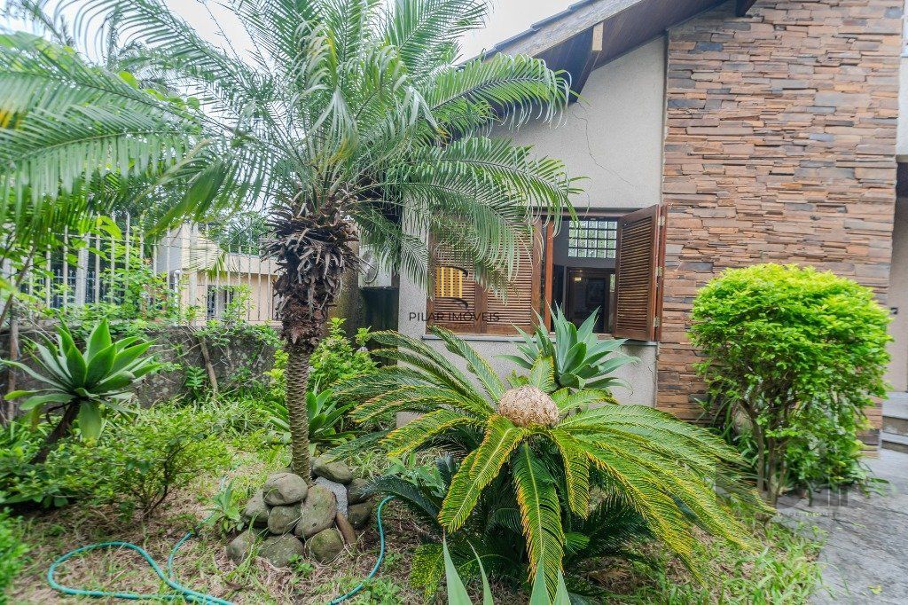 Casa 400m² - 5 dormitórios, 4 vagas no bairro Vila Jardim
