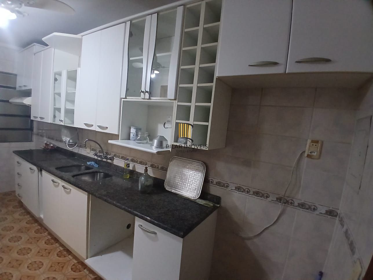 Apartamento de 03 dormitorios e vaga coberta no Menino Deus