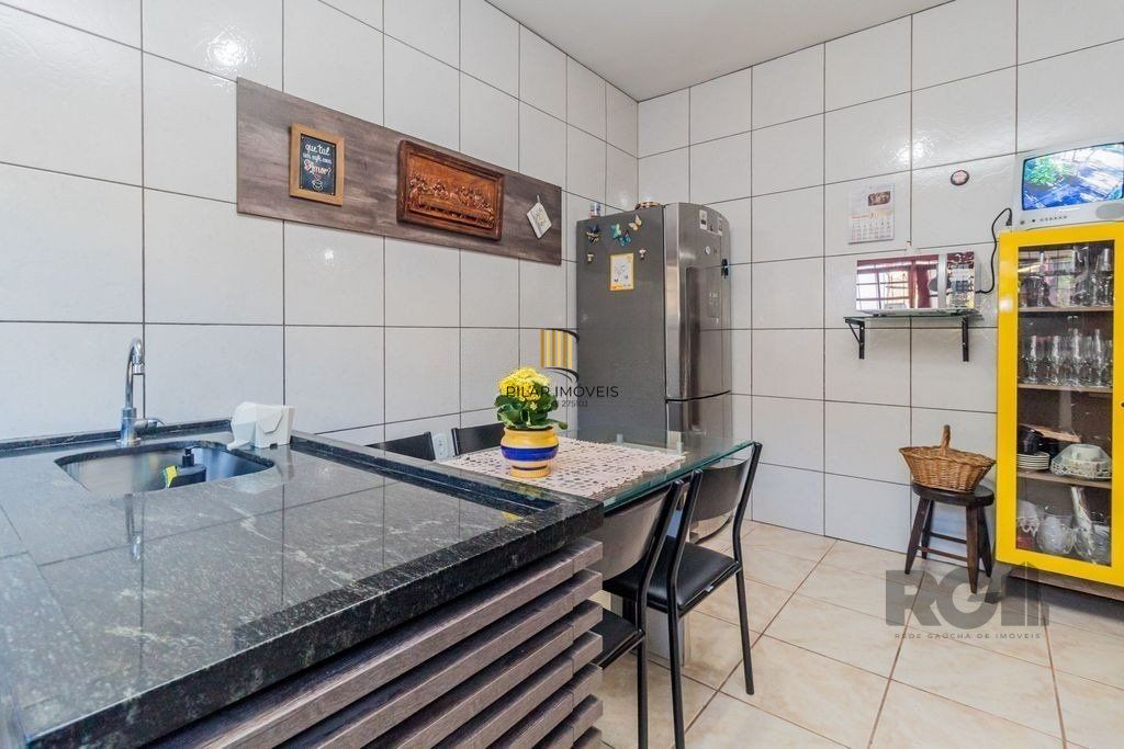 Sobrado de 215m² - 4 dormitórios, 5 vagas no bairro Passo das Pedras