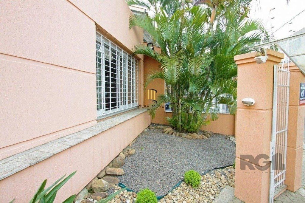 Excelente casa de 330m² com 3 dormitórios, piscina e 3 vagas.