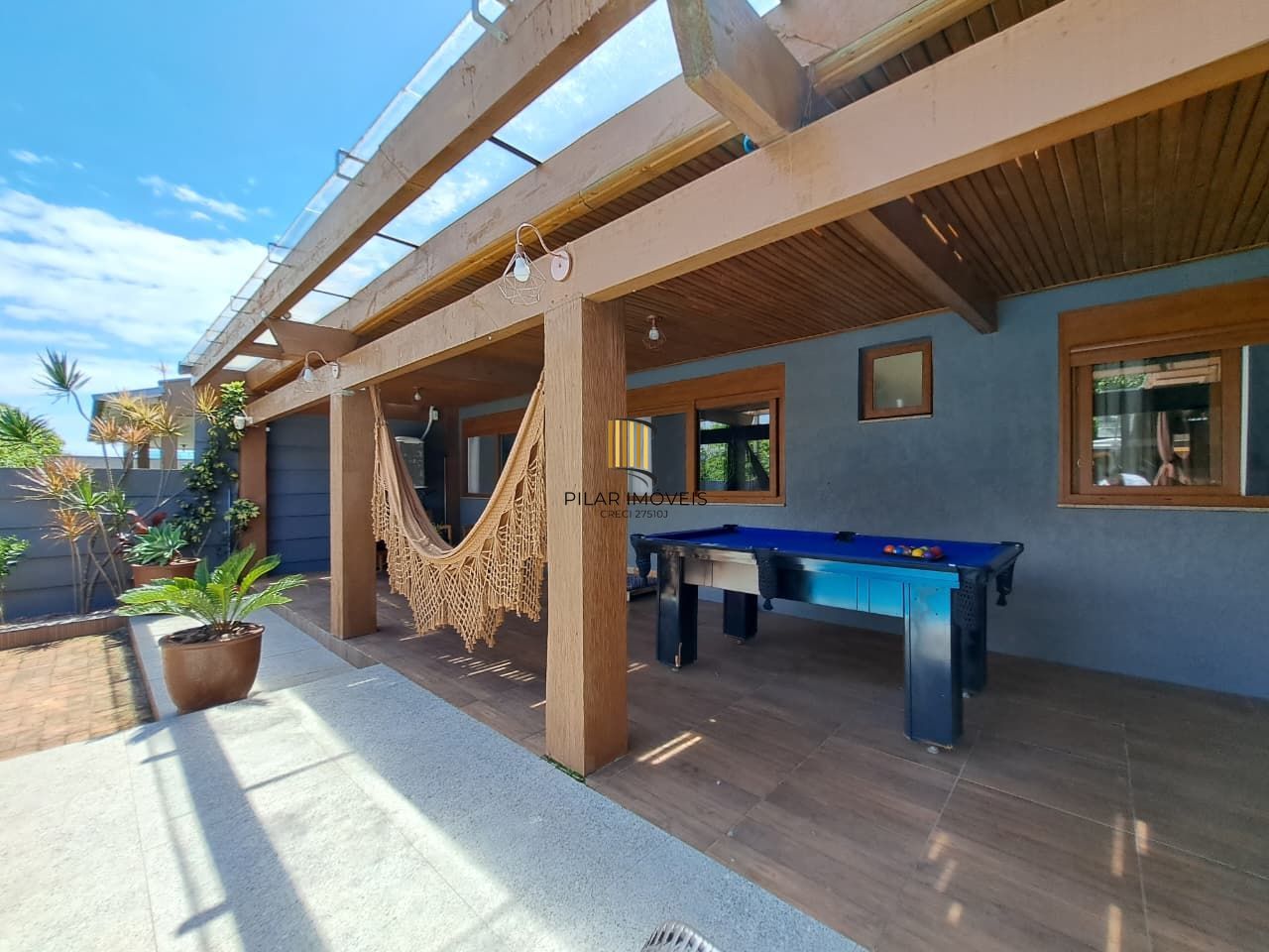 Casa com 04 dormitórios e piscina na praia de Imbé/ RS.
