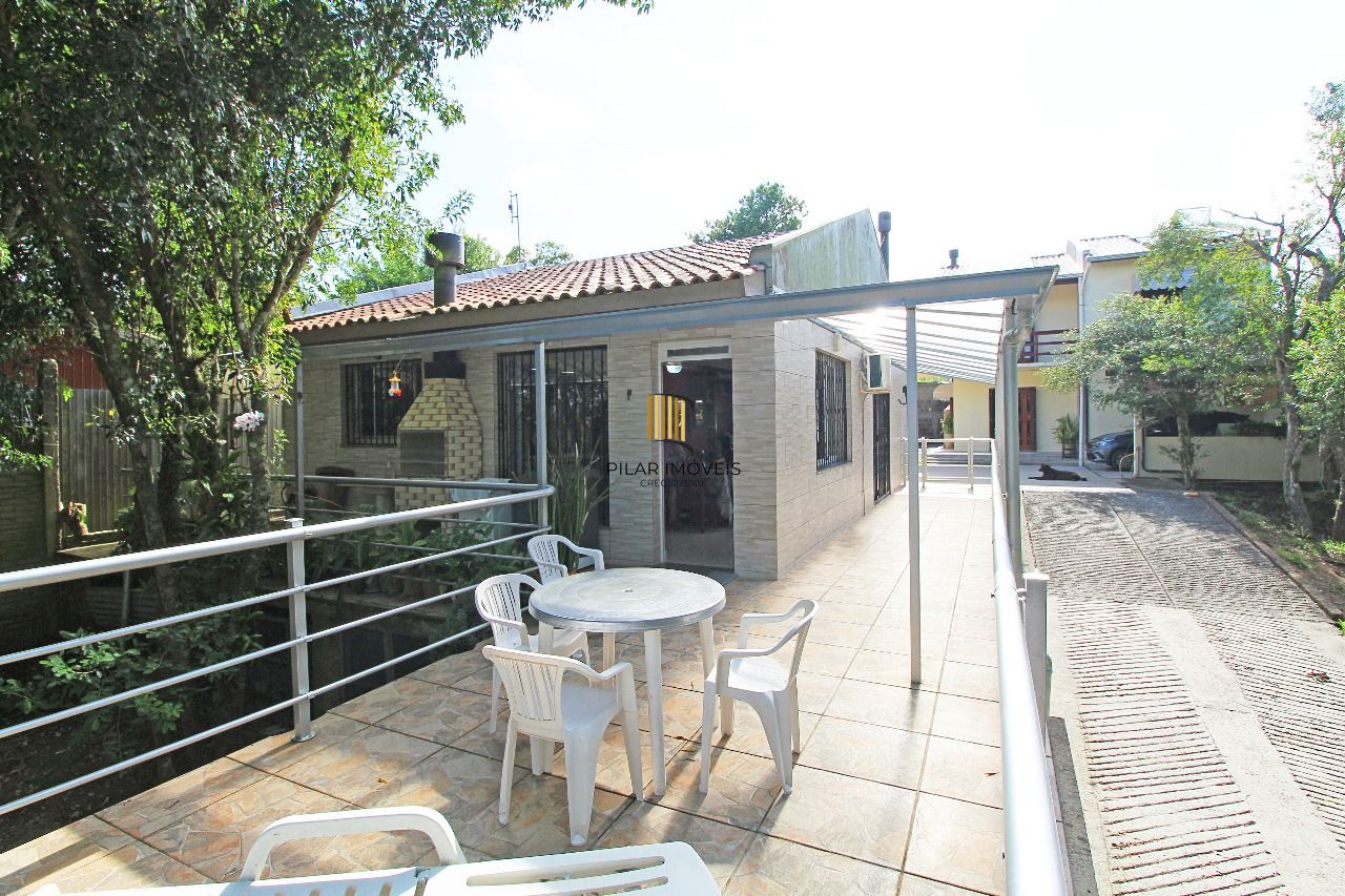 Duas casas em meio a muita natureza